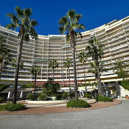 2 étoiles - Sur Le Port - Cannes Marina